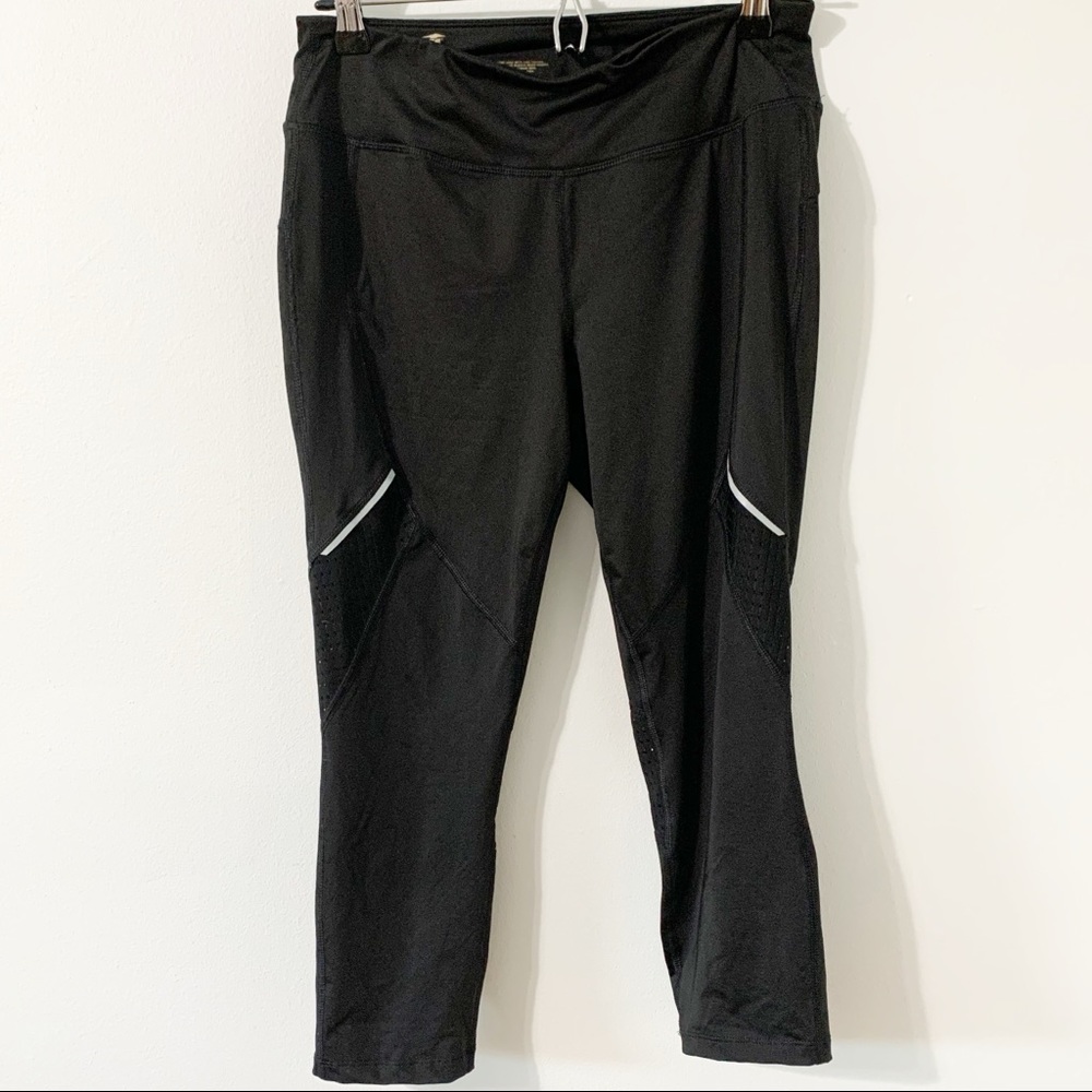 Avia Capris Leggings with Side Leg Mesh Details